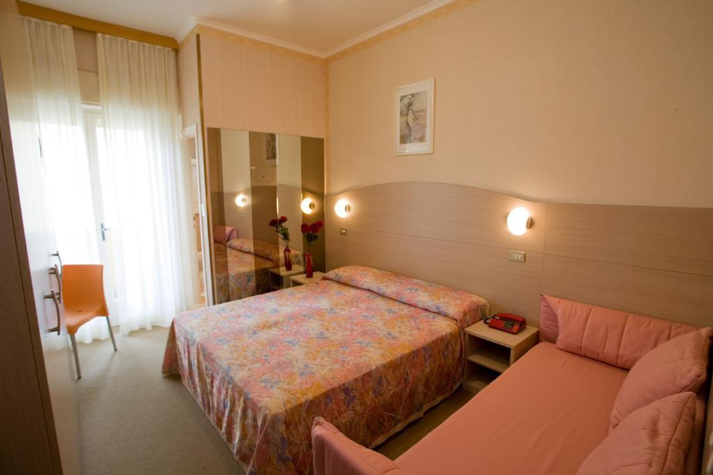 Standard Double or Twin Room,663693132:JPEG