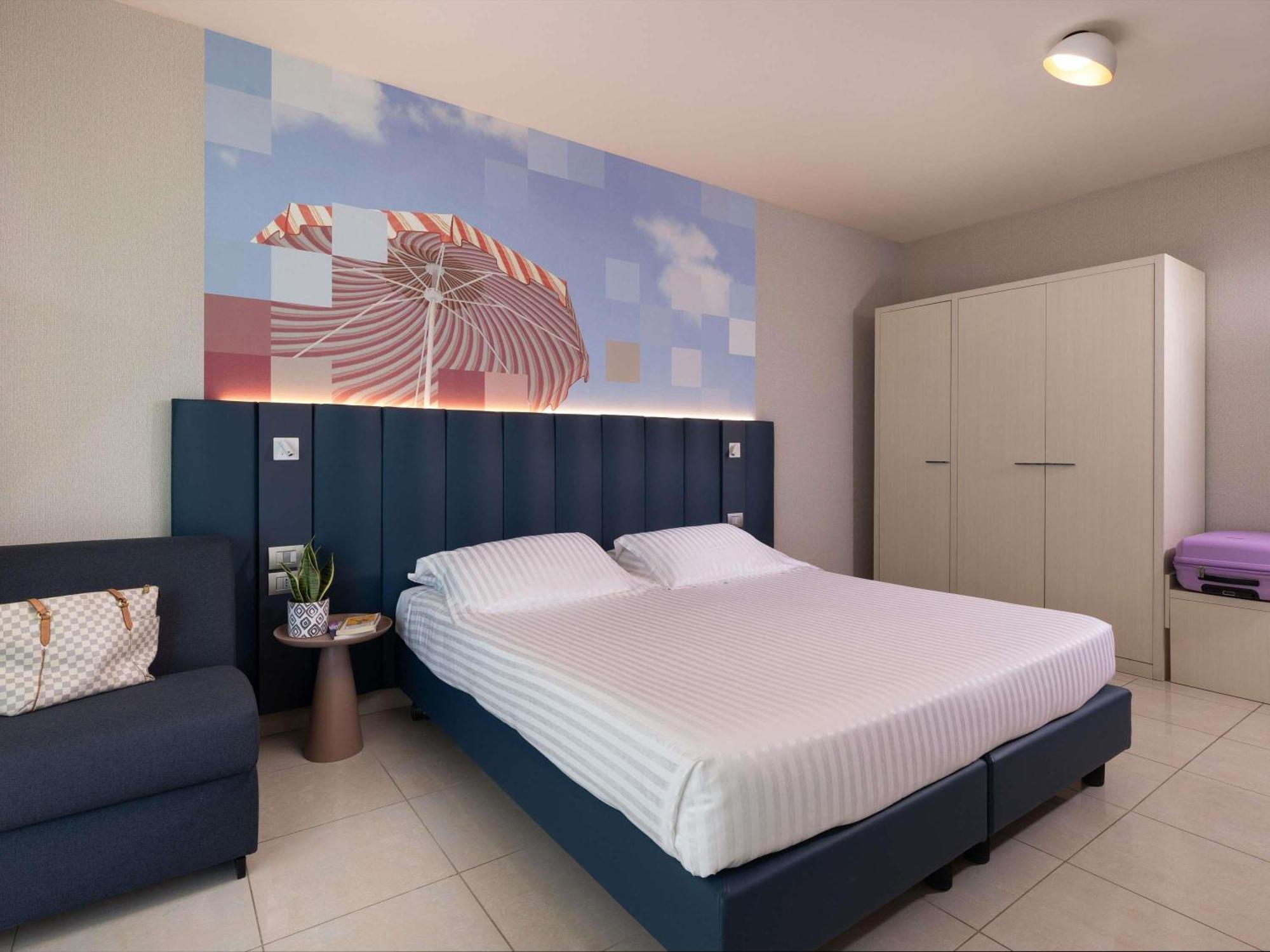 Chambre Double Supérieure avec Balcon - Vue Latérale sur Mer