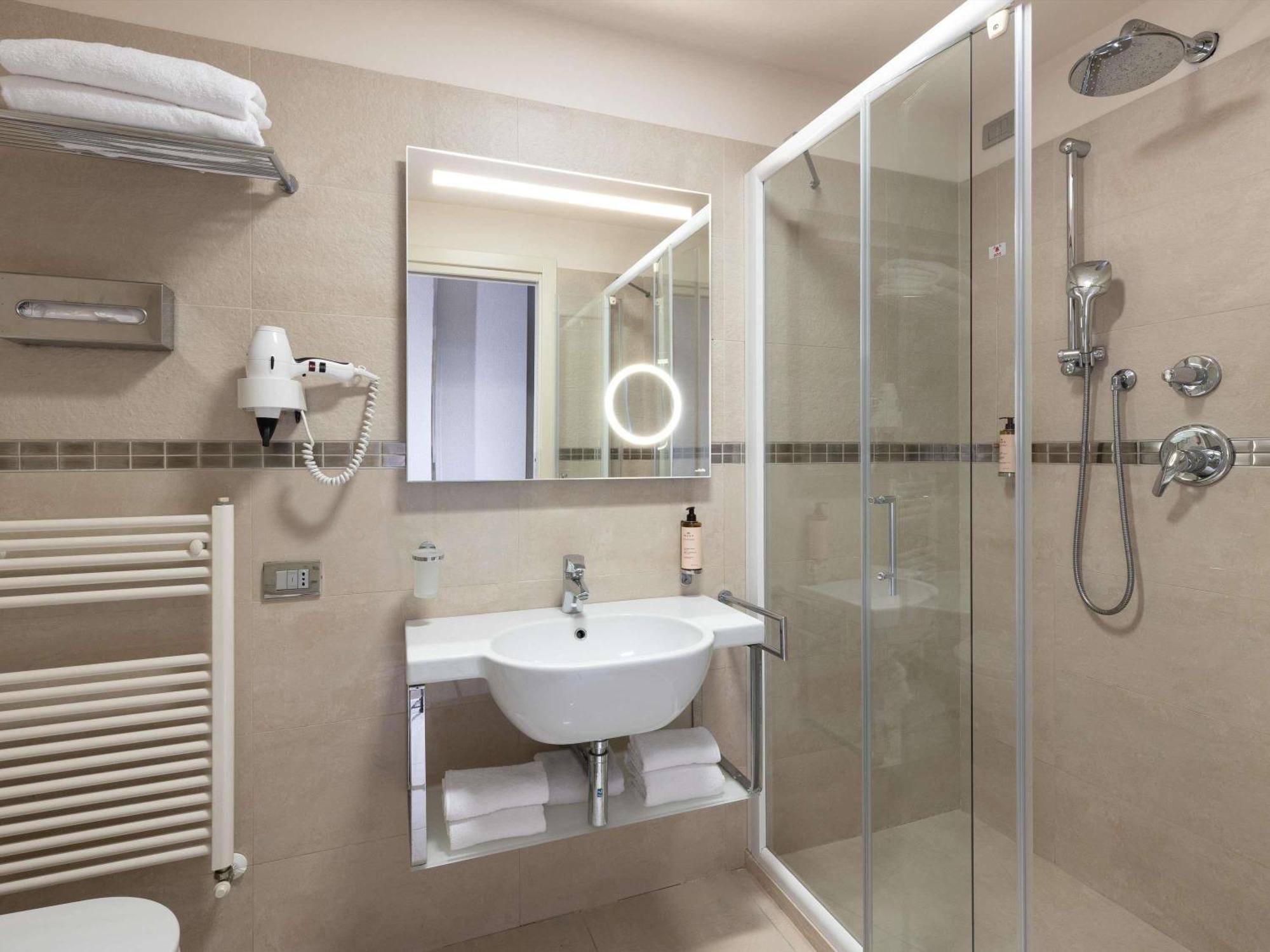 Chambre Double Classique avec Balcon - Vue Latérale sur Mer