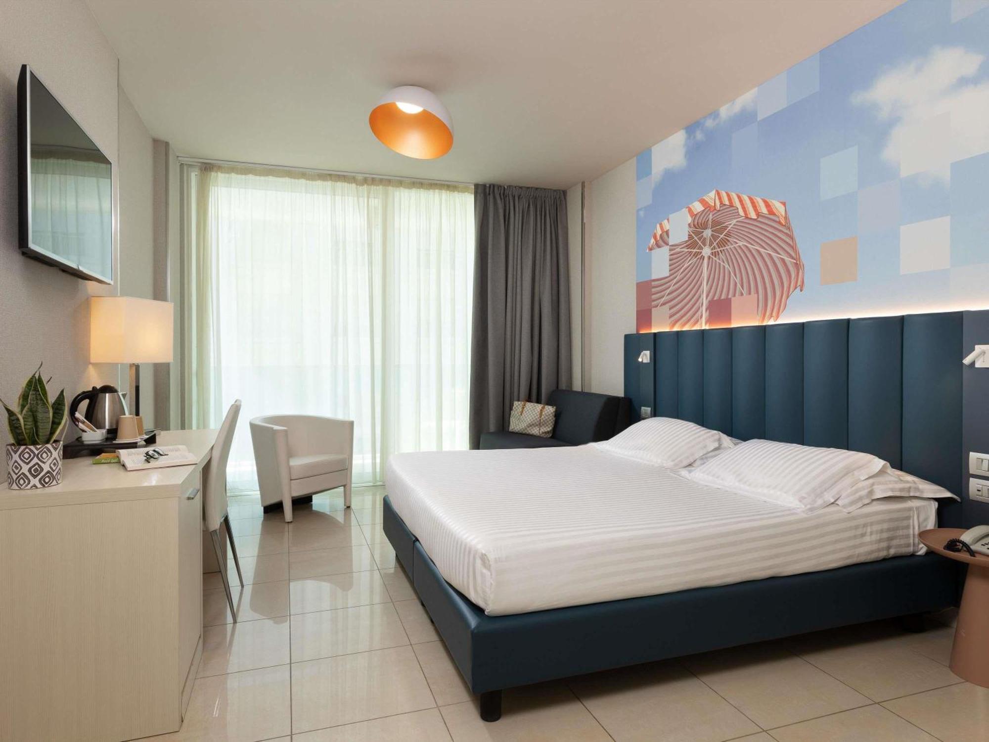 Chambre Lits Jumeaux Supérieure avec Balcon - Vue Latérale sur Mer